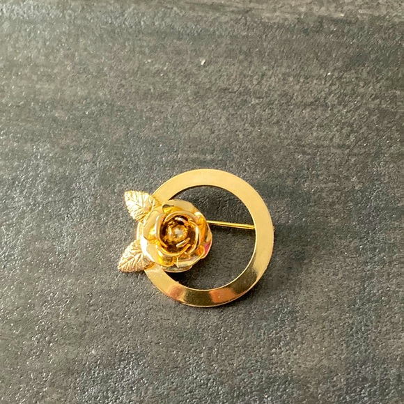 Jewelry - Vintage rose wreath gold tone brooch